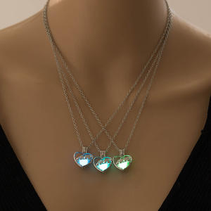 European American Alloy Herzförmige Damen Trendy Love Bear Anhänger Leuchtende Käfig Halskette All-Match Personal isierte Accessoires - Product Image 4