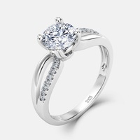 Bague de fiançailles solitaire en argent sterling 925 avec moissanite D VVS taille ronde et bande pavée fendue pour femme