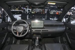 Corolla Cross SUV à faible consommation de carburant, régulateur de température automatique, compatible avec les conditions commerciales FCA pour les acheteurs mondiaux de véhicules à conduite à gauche - Product Image 5