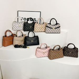 Sac à bandoulière <span class=keywords><strong>Guess</strong></span> élégant et monogrammé avec large sangle et petit sac carré - Product Image 1