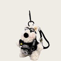 Breloque de sac chien blanc en peluche douce style aviateur avec caméra miniature, pull vert tricoté, pendentif DIY, lasso tressé, porte-clés pour sac à dos