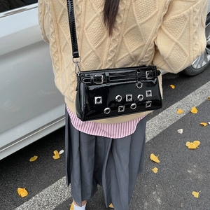 <span class=keywords><strong>Borsa</strong></span> a <span class=keywords><strong>tracolla</strong></span> Vintage da donna Y2k Punk in vernice con rivetto gotico sotto le ascelle <span class=keywords><strong>bordeaux</strong></span> borse a <span class=keywords><strong>tracolla</strong></span> di lusso con punte - Product Image 4