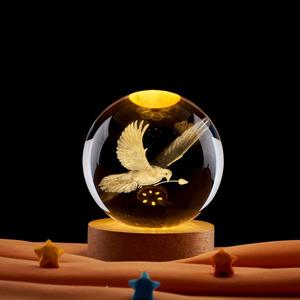 Veilleuse colorée ronde boule de cristal hibou colombe Base en bois Oiseau Lumière de table - Product Image 3