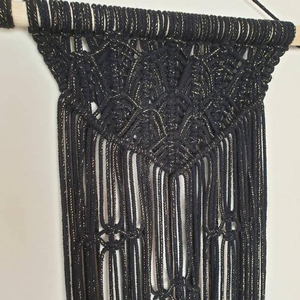 Hermoso Tapiz de Macramé Negro y Dorado Hecho a Mano - Product Image 1