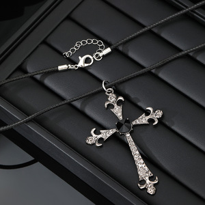 Collier Croix Gothique en Alliage de Zinc avec Pendentif Pierre Noire, Chaîne de Pull Unisexe, Accessoire Automne Hiver - Product Image 1