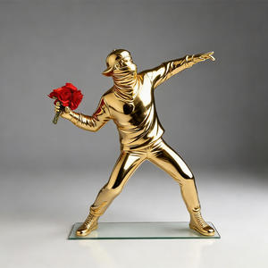 Statua in Resina Ispirata a Banksy, Moderna Lanciatrice di Fiori con Elettroplaccatura Audace - Product Image 5