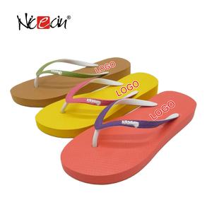 Tongs confortables à semelle épaisse pour femmes, sandales compensées antidérapantes pour la plage, chaussures de marche avec logo personnalisé, directement du fabricant - Product Image 1