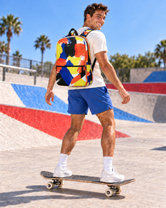 Mochila de poliéster con estampado personalizado, tamaño mediano, cierre de cremallera, para uso diario, con asa de hombro, MOQ bajo, para deporte, escuela y vida diaria - Product Image 2