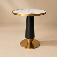 Mobilier de café-restaurant sur mesure avec tables en bois et métal, chaises, sièges de salon et bar à café