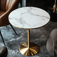 Table basse en marbre avec finition dorée élégante, facile à nettoyer