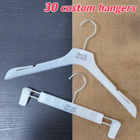Cintres en plastique PP personnalisés avec logo HeOEM, antidérapants, robustes, pour présentation de vêtements en magasin, couleurs variées, faible MOQ 30 pièces