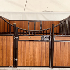 กล่องม้าแบบพกพาป้องกันสภาพอากาศติดตั้งเร็วที่พักพิงม้าสำเร็จรูปสำหรับใช้ในฟาร์มกลางแจ้ง - Product Image 1