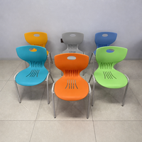 Chaise en plastique moderne pour école, bureau, formation, siège coloré en PP, chaise de salle de classe pour étudiants, chaise de réunion en acier épaissi