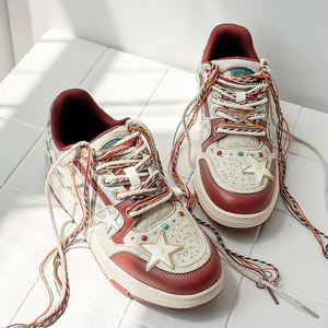 Chaussures décontractées tendance 2026 pour hommes, style patchwork, avec décorations étoiles, blocs de couleur, lacets tressés multicolores et semelle épaisse - Product Image 6