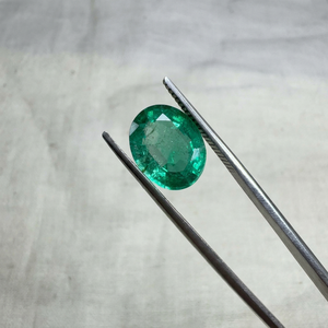 Émeraude naturelle zambienne de 3,07 carats, taille ovale, pierre précieuse non montée |   Pierre précieuse verte authentique pour la vente en gros de bijoux fins - Product Image 1