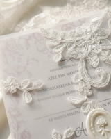Invitation de mariage vintage avec applique florale en dentelle, impression personnalisée, carte d'invitation en vélin avec sceau de cire pour les invités de mariage