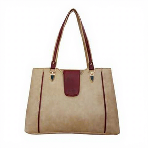 Vente en gros directe : Pochette pour femme en cuir véritable personnalisée, avec bandoulière, fermeture éclair, imperméable, haute qualité, capacité 3L+ - Product Image 4