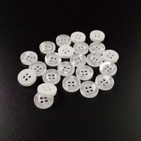 Boutons Fantaisie en Gros Prêts à l'emploi Ronds à 4 Trous en Résine Polyester Blanc Nacré Boutons pour Chemises Polo/Vêtements