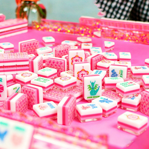 <span class=keywords><strong>Mahjong</strong></span> de luxe pliable 160 pièces à quatre couches avec angles prononcés et couleurs vibrantes, ensemble de <span class=keywords><strong>Mahjong</strong></span> américain en acrylique rose prismatique - Product Image 5
