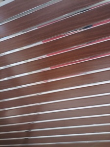 Techo <span class=keywords><strong>de</strong></span> Rejilla <span class=keywords><strong>de</strong></span> Aluminio con Aspecto <span class=keywords><strong>de</strong></span> <span class=keywords><strong>Madera</strong></span> Moderna con <span class=keywords><strong>Separadores</strong></span> Metálicos Reflectantes para Diseño Comercial - Product Image 3