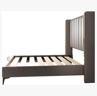 Lit double king size de luxe avec plateforme et tête de lit haute, cadre de lit rembourré pour suite de chambre principale