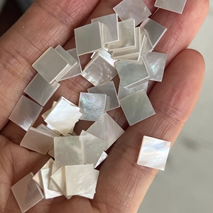 แผ่นมุกสีขาวทรงสี่เหลี่ยมขนาด 8x8x0.9 มม. สำหรับงานฝีมือ DIY เครื่องประดับ - Product Image 3