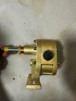 Moteur électrique haute pression conduisant la pompe à engrenages de surpression de machine de colle en laiton liquide visqueux