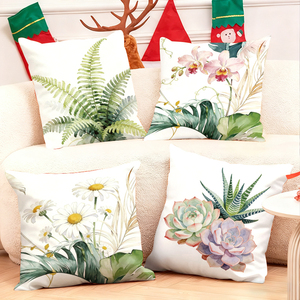 植物柄のクッションは、お祝いのホリデーストッキングやトナカイの飾りで居心地の良いソファを飾ります。 - Product Image 1
