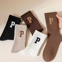 Vente en gros de chaussettes en coton respirantes pour femmes, avec logo personnalisé brodé, douces, absorbant la transpiration, pour un usage quotidien