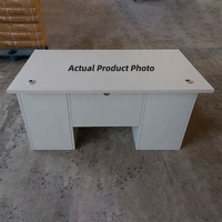 Bureau de travail moderne en métal de 140 cm avec 6 tiroirs, gris et blanc, en acier, avec plateau pour clavier et 3 passages pour câbles