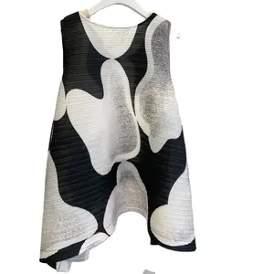 Spring and summer women's pleated shirt shows sexy milk white and black gray color pleated women's top