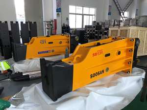 Démolition de béton avec marteau hydraulique SOOSAN SB 131 de type boîte, doté de ciseaux de 165 mm, adapté aux excavatrices de 30 à 45 tonnes. - Product Image 4