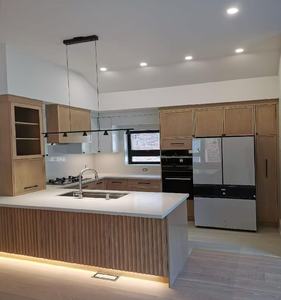 Îlot de cuisine moderne en bois à lattes rainurées, armoires de finition, construction en panneaux de mélamine, finition laquée, crédence, appartement - Product Image 1