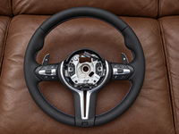 Volant en cuir pour BMW E87 Série 1 avec bordure noire et finition cousue pour le style intérieur de la voiture et les projets de remplacement