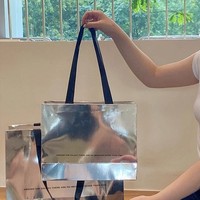 Sac en carton holographique argenté brillant de luxe avec logo noir personnalisé imprimé et poignée en ruban pour boutiques et commerces de détail