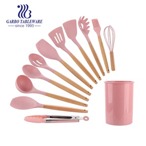 Set di 12 Utensili da Cucina in Nylon Rosa, Strumenti per Cucinare Antiaderenti e Altri Attrezzi da Cucina con Manici in Legno - Product Image 1