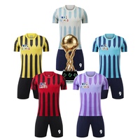 Maßgefertigte Atmungsaktive Schnelltrocknende 100% Polyester Kurzarm-Fußballtrikots mit Verfügbarer Spielernummer und Logodruck für Teams in Großmengen