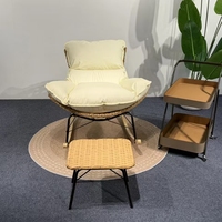 Fauteuil à bascule en rotin tressé avec coussin moelleux et tabouret, idéal pour balcon et salon