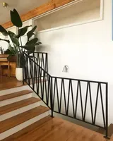 Balustres décoratifs modernes en fer forgé sur mesure, anti-rouille, pour balcons et escaliers de villas, à fixation au sol