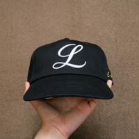 Casquette de baseball noire en pur coton avec visière courte et 5 panneaux ajustables, motif brodé personnalisé