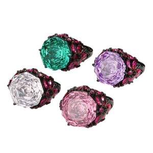 Anillo de Alta Gama Ecológico de Cobre Chapado en Oro Negro con Circonitas Multicolor de 16 mm, Personalizado, Ajustable - Product Image 1