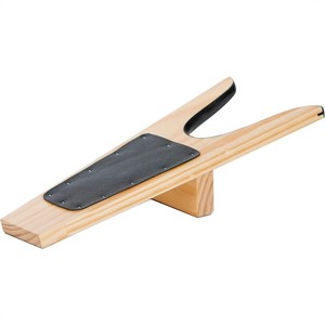 Outil de déchaussement en bois pour bottes d'équitation avec coussinet antidérapant et conception stable - Product Image 1