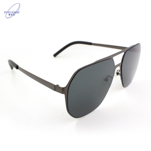 <span class=keywords><strong>Lunettes</strong></span> <span class=keywords><strong>de</strong></span> <span class=keywords><strong>soleil</strong></span> <span class=keywords><strong>de</strong></span> conduite rétro classique unisexe avec logo personnalisé Monture en métal noir à la mode Lentilles PC & Tac gris/argent - Product Image 1
