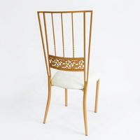Chaise de luxe en acier doré avec dossier sculpté en filigrane et assise en cuir blanc – Mobilier moderne pour événements