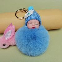Porte-clés poupée en peluche bébé endormi mignon avec bonnet tricoté et boule de fourrure artificielle, breloque de sac à main, cadeau pour filles