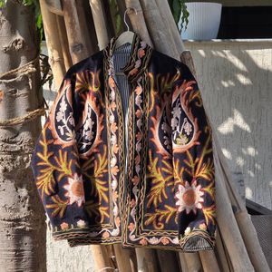 Manteau pull-over matelassé en velours floral brodé à la main pour femme, col mandarin, manches longues, noir et coloré, collection automne-hiver - Product Image 3