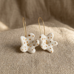 Boucles d'oreilles en résine blanche avec fleurs, bijoux d'oreille à pois dorés, décoration faite à la main - Product Image 3