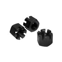 Écrou hexagonal fendu noir, haute résistance pour l'assemblage de machines.