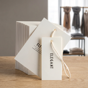Étiquettes suspendues en papier imperméables avec logo personnalisé pour l'emballage de vêtements et de chaussures, étiquettes de vêtements imprimées en offset avec trou - Product Image 2