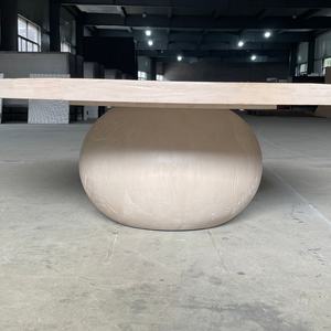 Table basse ronde en bois recyclé sculptée à la main au design simple pour la maison - Product Image 4